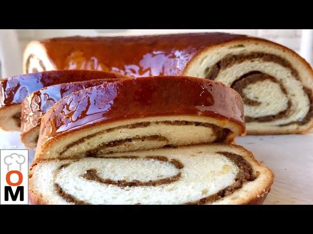 Рулет с черносливом и орехами в медовой корочке