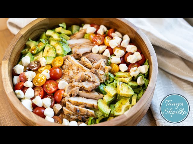 Свежий салат с курицей-гриль, авокадо, помидорами и сыром