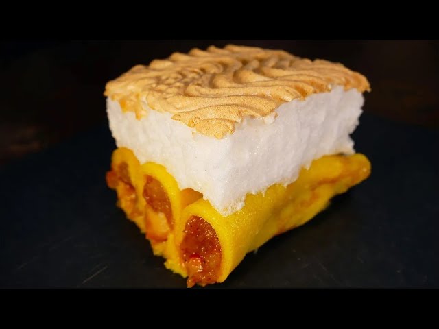 Блинный торт с яблочной начинкой — нежный десерт под снежной шапкой!