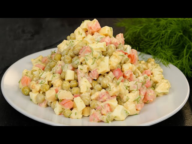 Осенью мы подсели на этот салат! Куриный салат с сыром и помидорами — вкуснее оливье!