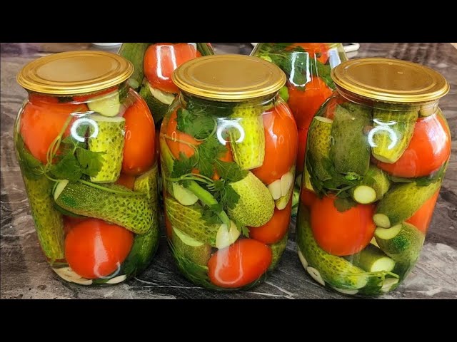 Просто заливаю кипятком. Закрываю по 50 банок! Невероятно вкусный рецепт с помидорами и огурцами