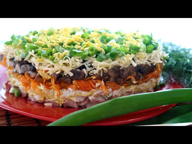 Вкусный слоеный салат с курицей и черносливом