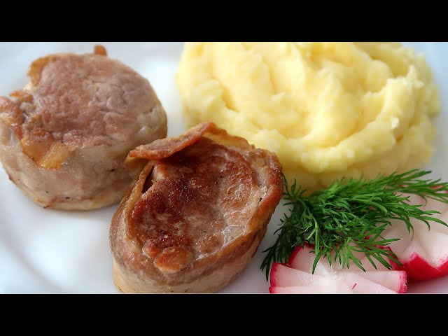 Медальоны из свинины в беконе с луково-сметанным соусом